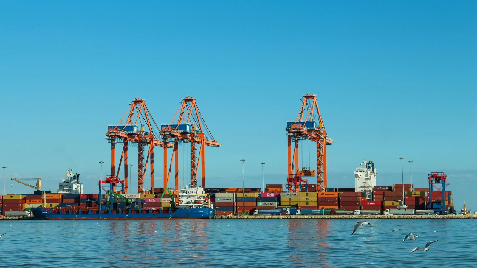 Cảng container với cẩu và tàu — giao nhận vận tải quốc tế